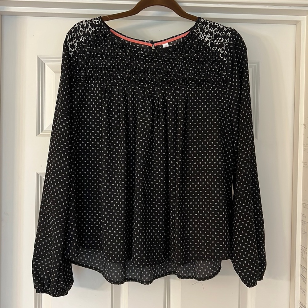 Xhilaration black and white top with so many adorable details, nice and flowy!